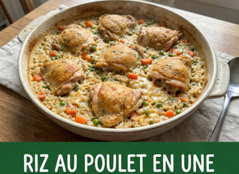 Casserole de riz au poulet dorée avec persil frais, vue de dessus sur plan de travail en bois